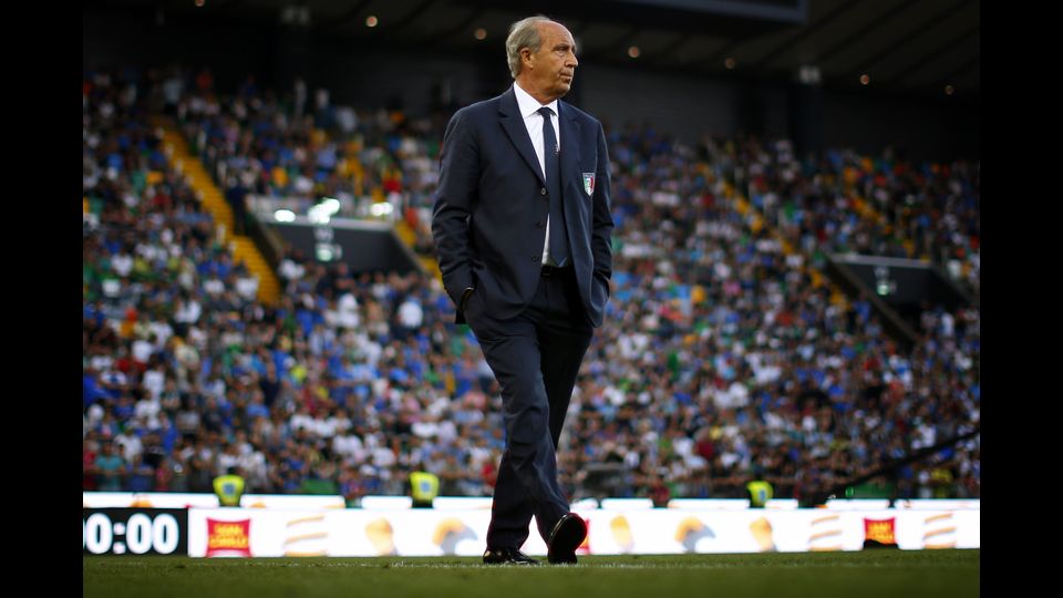 &nbsp;L'allenatore italiano Gian Piero Ventura osserva la partita (Afp)