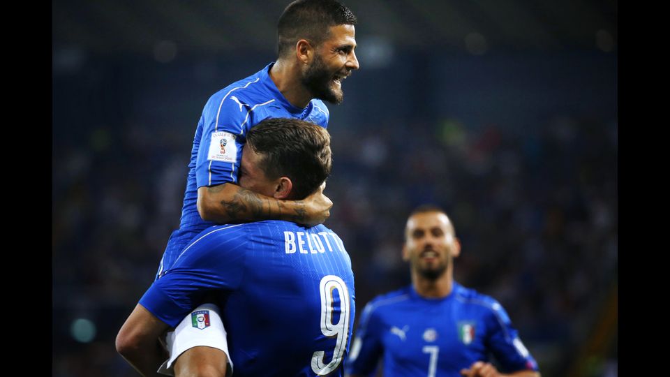 Andrea Belotti festeggia il suo gol con Lorenzo Insigne (Afp)