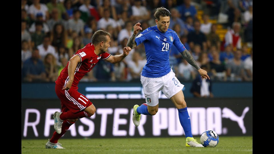 &nbsp;Federico Bernardeschi e Franz Burgmeier, centrocampista del Liechtenstein, si contendono la palla (Afp)&nbsp;