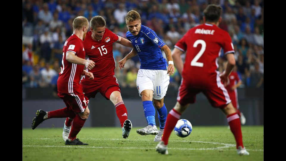 &nbsp;Ciro Immobile contro il difensore del &nbsp;Liechtenstein Andreas Malin (Afp)