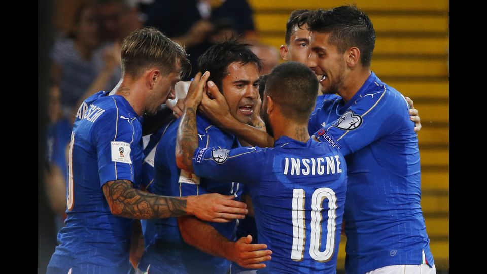 &nbsp;L'attaccante azzurro Citadin Martins Eder celebra il suo gol con i compagni di squadra (Afp)&nbsp;&nbsp;