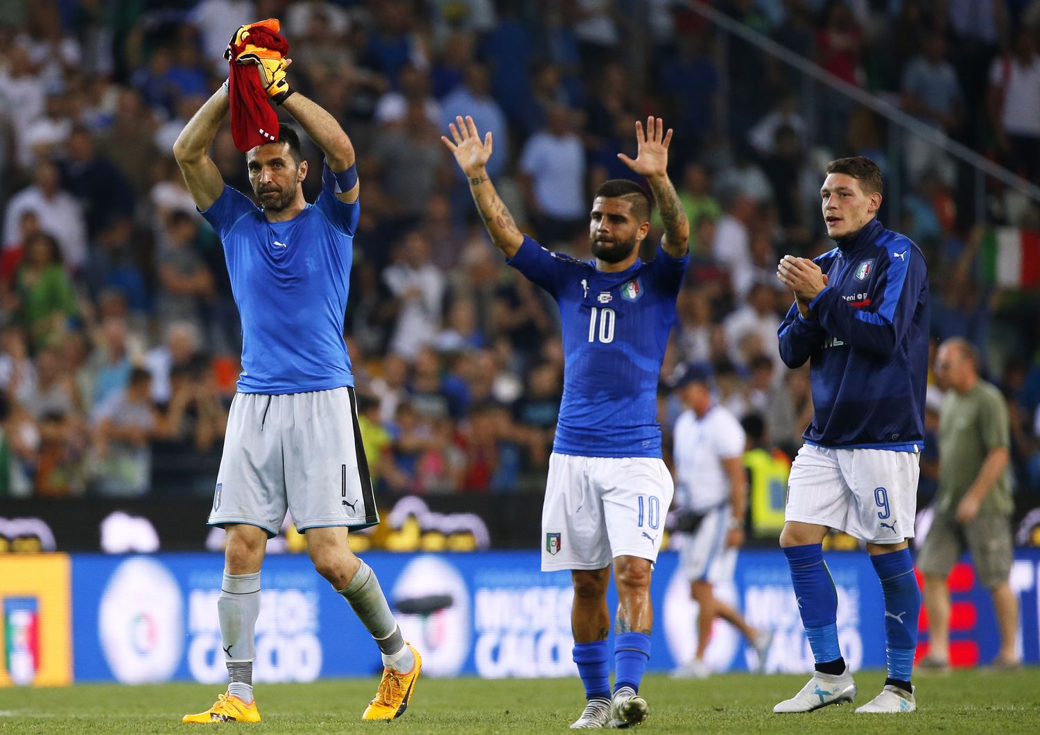 &nbsp;Il portiere italiano Gianluigi Buffon, Lorenzo Insigne e Andrea Belotti esultano dopo la fine della partita di calcio per la qualificazione alla Coppa del Mondo FIFA 2018 tra l'Italia e il Liechtenstein (Afp)