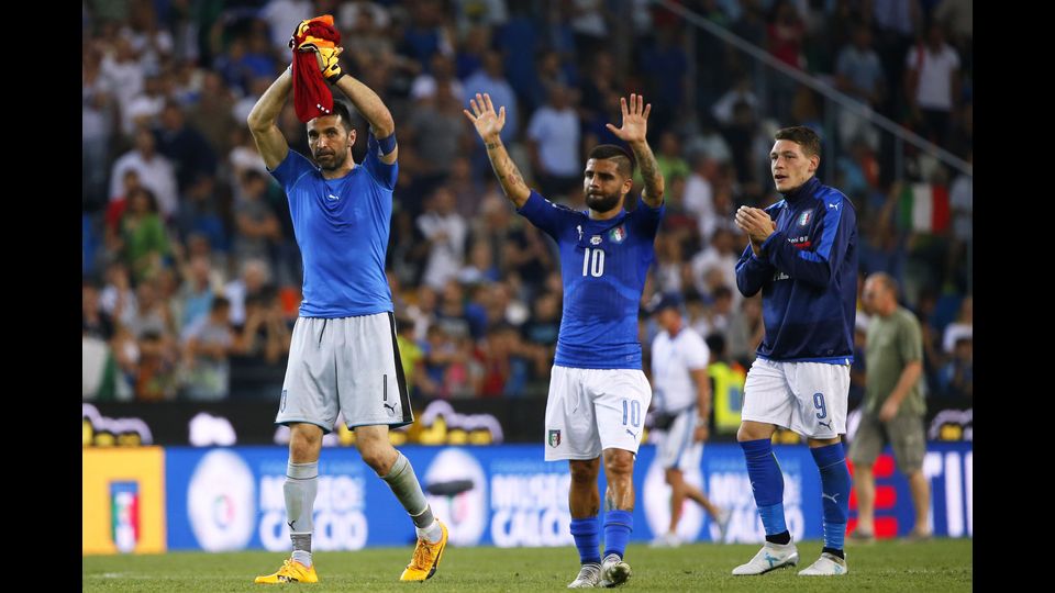 &nbsp;Il portiere italiano Gianluigi Buffon, Lorenzo Insigne e Andrea Belotti esultano dopo la fine della partita di calcio per la qualificazione alla Coppa del Mondo FIFA 2018 tra l'Italia e il Liechtenstein (Afp)