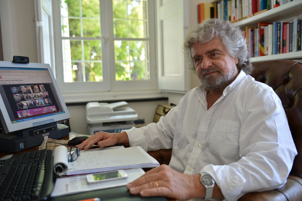 Beppe Grillo al pc&nbsp;