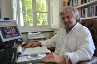 Beppe Grillo al pc&nbsp;