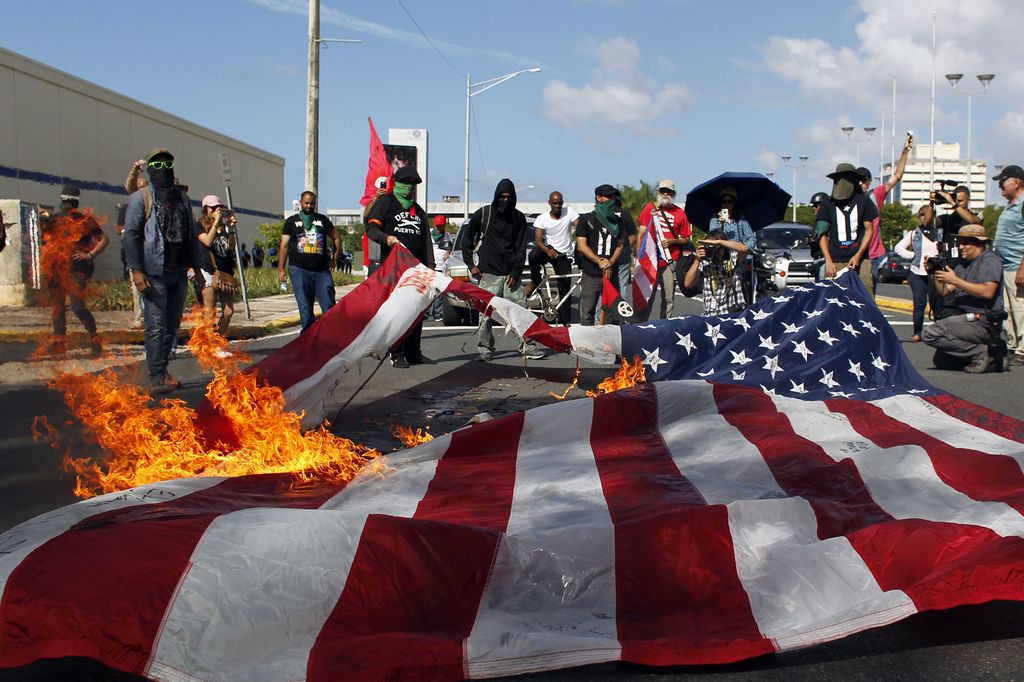Proteste contro il referendum per l' annessione agli Usa (Afp)