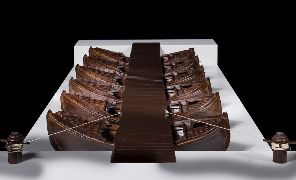 &nbsp;Ponte mobile galleggiante su barche per attraversare un fiume (progetto dal Codice Atlantico), che sarebbe stato realizzato e utilizzato in Belgio durante la seconda guerra mondiale