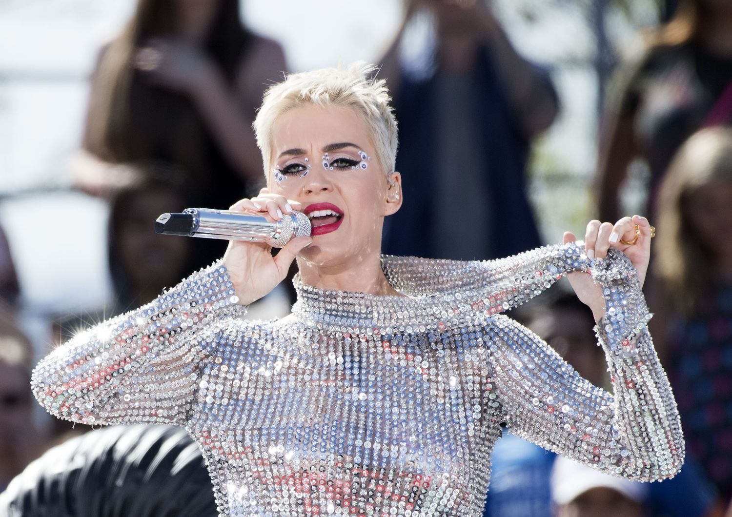 Katy Perry conclude la maratona YouTube per il lancio del disco