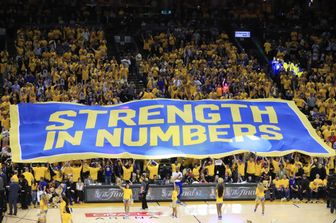 I Golden State Warriors hanno vinto il titolo Nba per la seconda volta in tre anni. Wow! Hanno battuto 4-1 i campioni in carica, i Cleveland Cavaliers, spinti, incoraggiati, guidati dal miglior LeBron James di sempre. &nbsp;(nella foto: Uno striscione dei tifosi dei Golden State Warriors alla finale NBA 2017 - Afp)&nbsp;