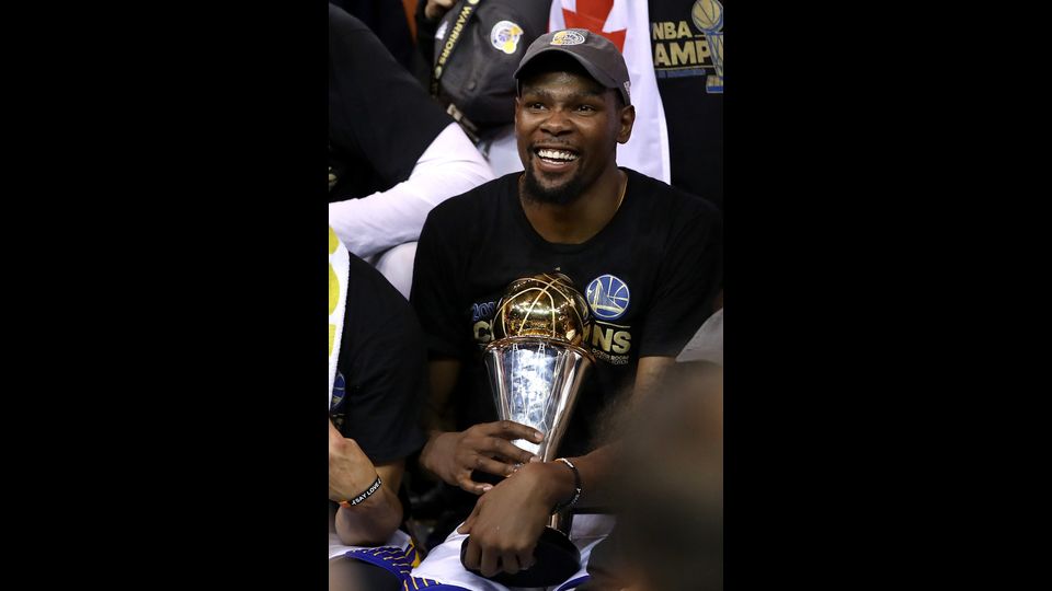 &nbsp;Kevin Durant &nbsp;dei Golden State Warriors posa con il trofeo NBA 2017 (Afp)&nbsp;