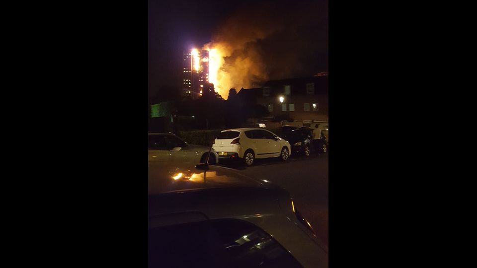 Londra. Un inferno di fumo e fiamme nella Torre di Grenfell su Lancaster West, divampato poco prima dell'una di notte locale (le due in Italia), ha devastato un condominio. Si teme che l'edificio possa crollare&nbsp;