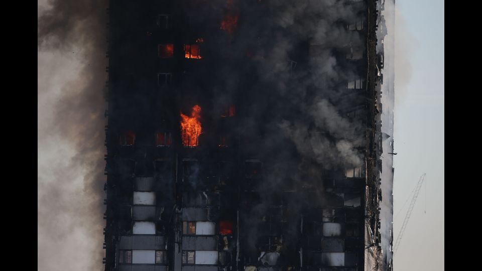 Le autorit&agrave; della municipalit&agrave; di Kensington e Chelsea, nel cui territorio si trova il condominio, parlano di almeno 500 persone residenti nel'edificio distrutto dalle fiamme