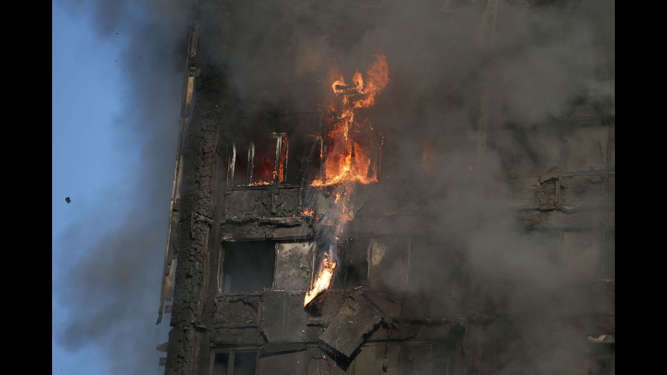 Per domare le fiamme sono intervenuti 200 vigili del fuoco