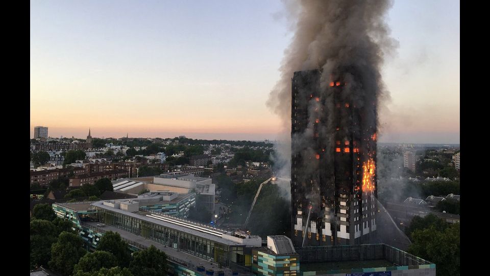 &nbsp; Londra. Un inferno di fumo e fiamme nella Torre di Grenfell su Lancaster West, divampato poco prima dell'una di notte locale (le due in Italia), ha devastato un condominio. Si teme che l'edificio possa crollare&nbsp;