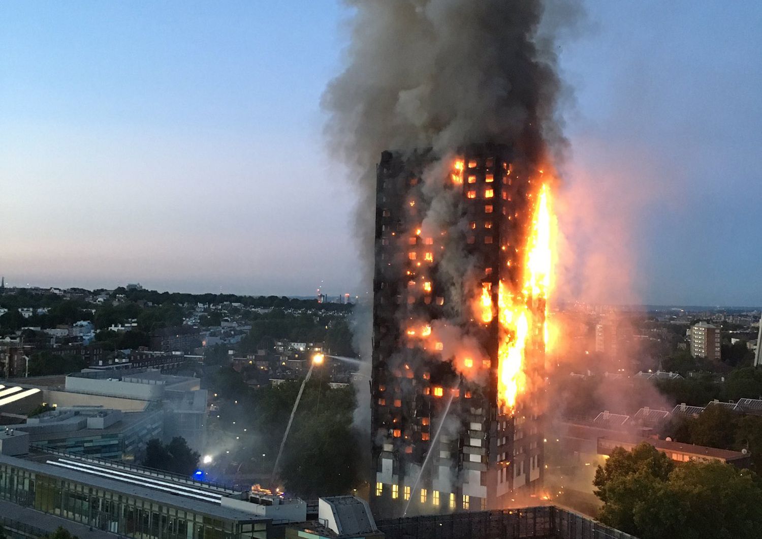 L'inferno di fumo e fiamme nella Torre di Grenfell su Lancaster West, a Londra