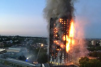 L'inferno di fumo e fiamme nella Torre di Grenfell su Lancaster West, a Londra
