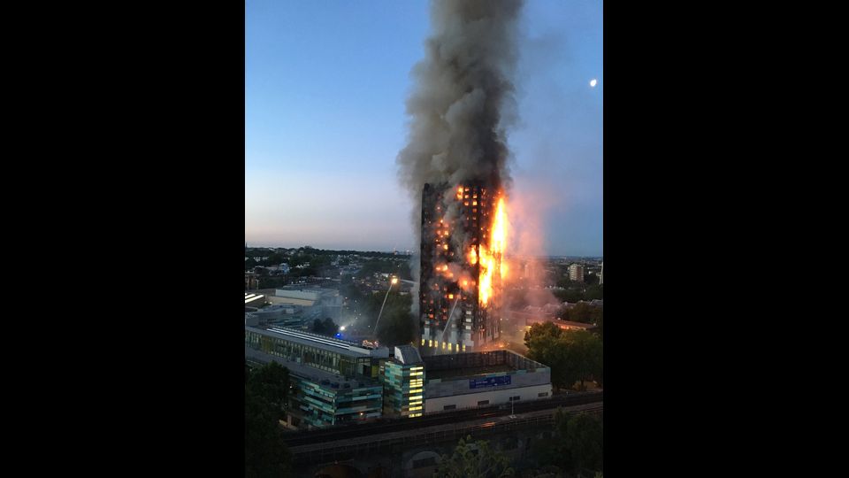 &nbsp; Londra. Un inferno di fumo e fiamme nella Torre di Grenfell su Lancaster West, divampato poco prima dell'una di notte locale (le due in Italia), ha devastato un condominio. Si teme che l'edificio possa crollare&nbsp;