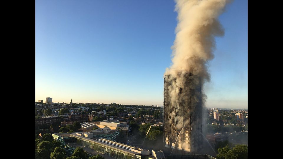&nbsp; Londra. Un inferno di fumo e fiamme nella Torre di Grenfell su Lancaster West, divampato poco prima dell'una di notte locale (le due in Italia), ha devastato un condominio. Si teme che l'edificio possa crollare&nbsp;