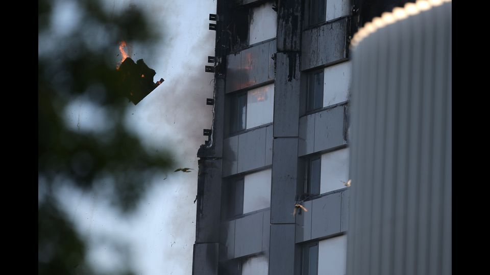 &nbsp; Londra. Un inferno di fumo e fiamme nella Torre di Grenfell su Lancaster West, divampato poco prima dell'una di notte locale (le due in Italia), ha devastato un condominio. Si teme che l'edificio possa crollare&nbsp;