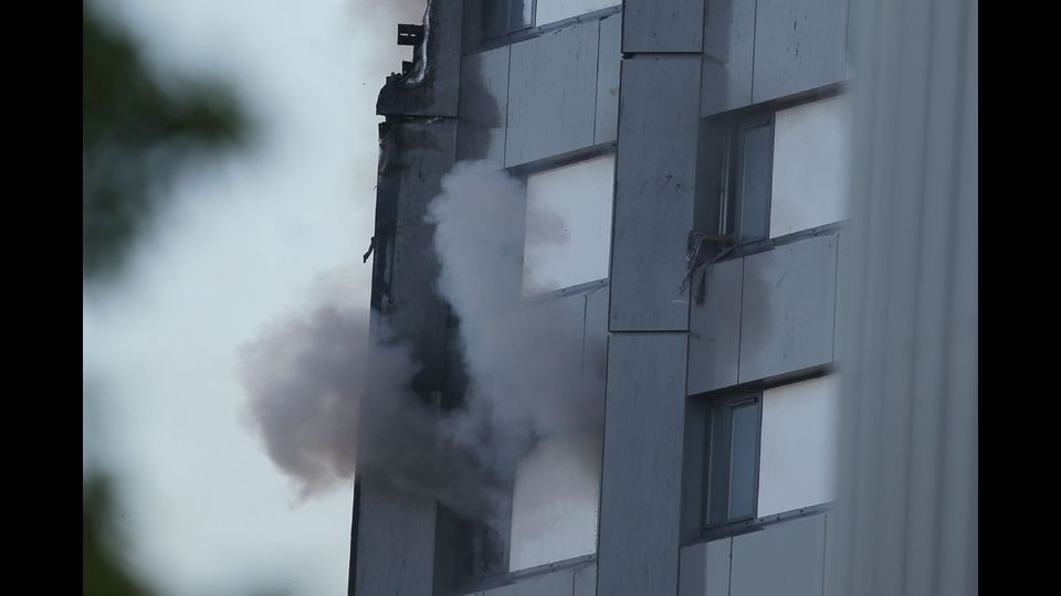 &nbsp; Londra. Un inferno di fumo e fiamme nella Torre di Grenfell su Lancaster West, divampato poco prima dell'una di notte locale (le due in Italia), ha devastato un condominio. Si teme che l'edificio possa crollare&nbsp;