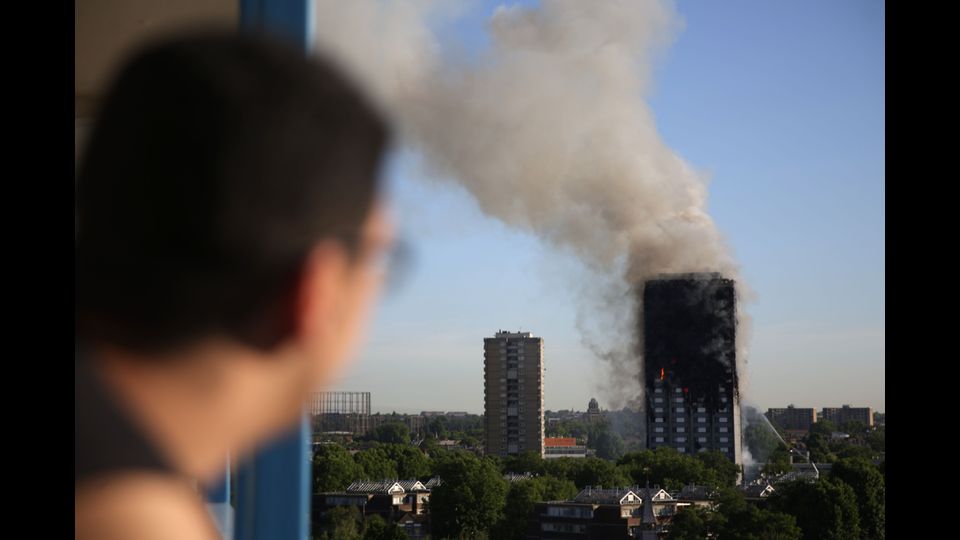 &nbsp; Londra. Un inferno di fumo e fiamme nella Torre di Grenfell su Lancaster West, divampato poco prima dell'una di notte locale (le due in Italia), ha devastato un condominio. Si teme che l'edificio possa crollare&nbsp;