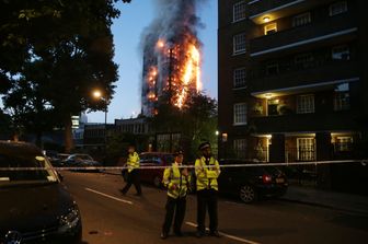 &nbsp; Londra. Un inferno di fumo e fiamme nella Torre di Grenfell su Lancaster West, divampato poco prima dell'una di notte locale (le due in Italia), ha devastato un condominio. Si teme che l'edificio possa crollare&nbsp;