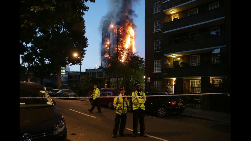 &nbsp; Londra. Un inferno di fumo e fiamme nella Torre di Grenfell su Lancaster West, divampato poco prima dell'una di notte locale (le due in Italia), ha devastato un condominio. Si teme che l'edificio possa crollare&nbsp;