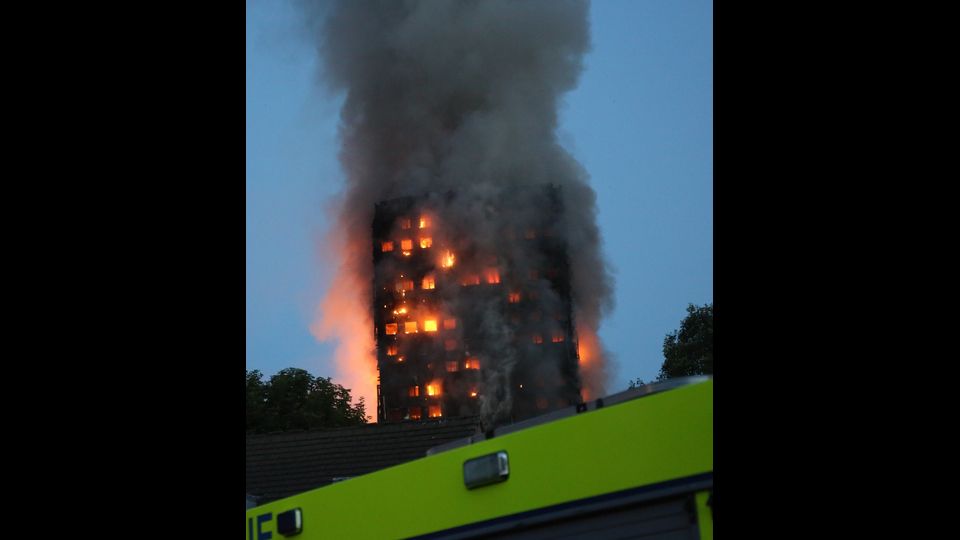 &nbsp; Londra. Un inferno di fumo e fiamme nella Torre di Grenfell su Lancaster West, divampato poco prima dell'una di notte locale (le due in Italia), ha devastato un condominio. Si teme che l'edificio possa crollare&nbsp;