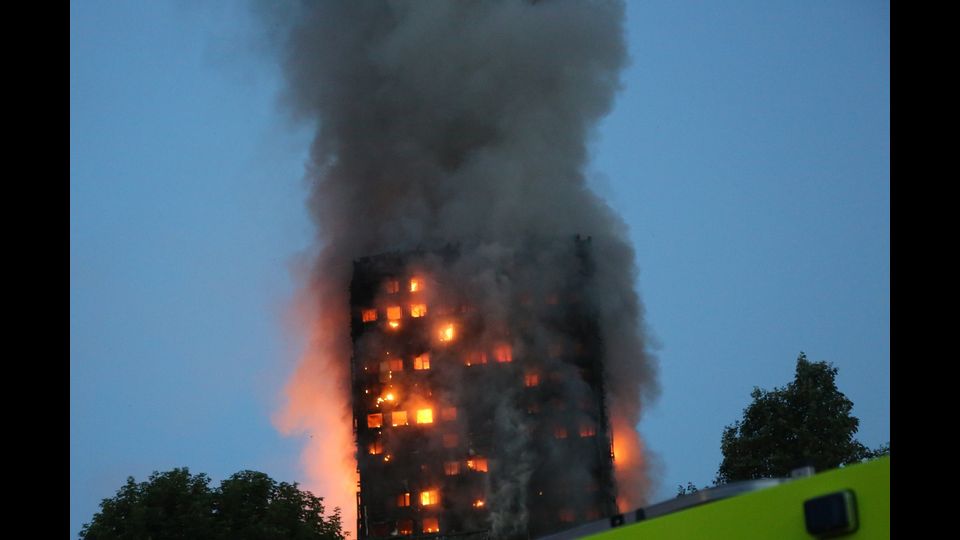 &nbsp; Londra. Un inferno di fumo e fiamme nella Torre di Grenfell su Lancaster West, divampato poco prima dell'una di notte locale (le due in Italia), ha devastato un condominio. Si teme che l'edificio possa crollare&nbsp;