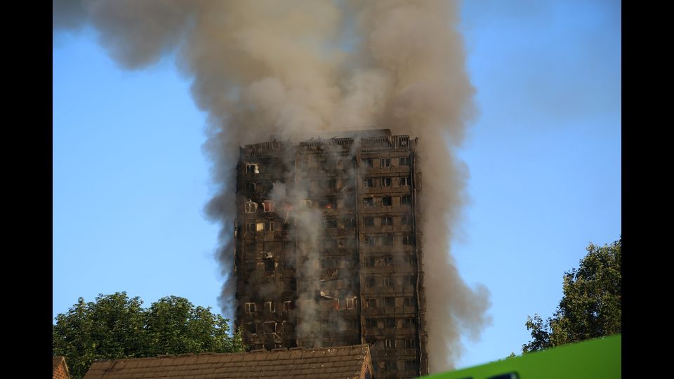 &nbsp; Londra. Un inferno di fumo e fiamme nella Torre di Grenfell su Lancaster West, divampato poco prima dell'una di notte locale (le due in Italia), ha devastato un condominio. Si teme che l'edificio possa crollare&nbsp;