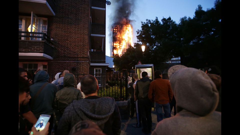 &nbsp; &nbsp;Londra. Un inferno di fumo e fiamme nella Torre di Grenfell su Lancaster West, divampato poco prima dell'una di notte locale (le due in Italia), ha devastato un condominio. Si teme che l'edificio possa crollare&nbsp;