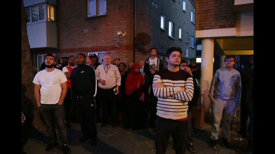 &nbsp; &nbsp; Londra. Un inferno di fumo e fiamme nella Torre di Grenfell su Lancaster West, divampato poco prima dell'una di notte locale (le due in Italia), ha devastato un condominio. Si teme che l'edificio possa crollare&nbsp;