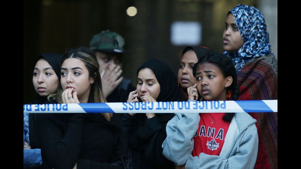 &nbsp; &nbsp; Londra. Un inferno di fumo e fiamme nella Torre di Grenfell su Lancaster West, divampato poco prima dell'una di notte locale (le due in Italia), ha devastato un condominio. Si teme che l'edificio possa crollare&nbsp;