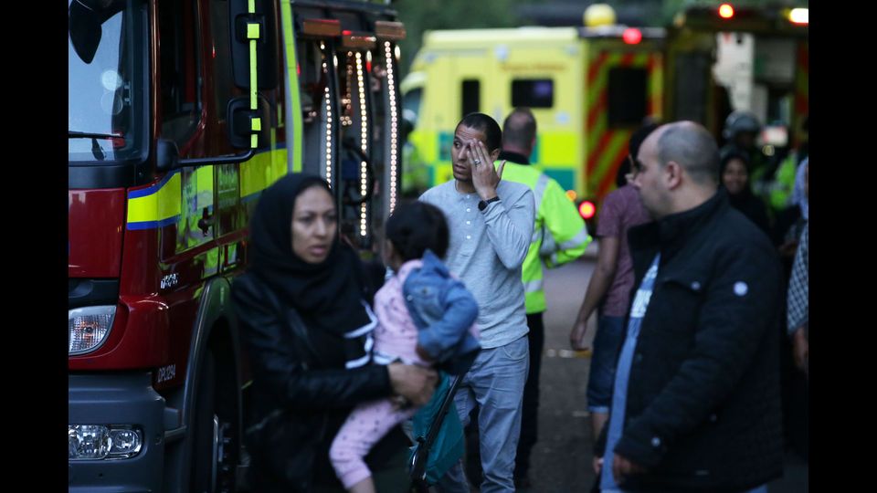 &nbsp; &nbsp; Londra. Un inferno di fumo e fiamme nella Torre di Grenfell su Lancaster West, divampato poco prima dell'una di notte locale (le due in Italia), ha devastato un condominio. Si teme che l'edificio possa crollare&nbsp;
