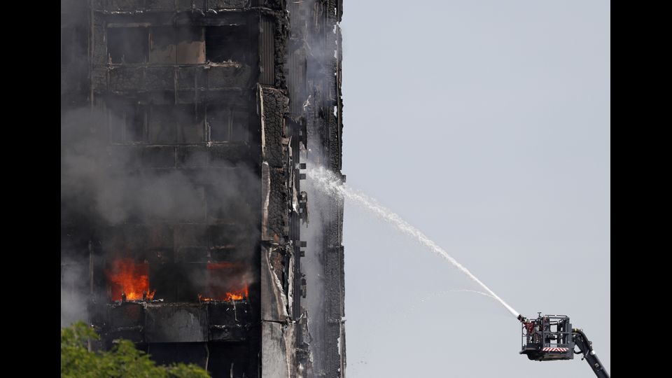 Londra. Un inferno di fumo e fiamme nella Torre di Grenfell su Lancaster West, divampato poco prima dell'una di notte locale (le due in Italia), ha devastato un condominio. Si teme che l'edificio possa crollare&nbsp;