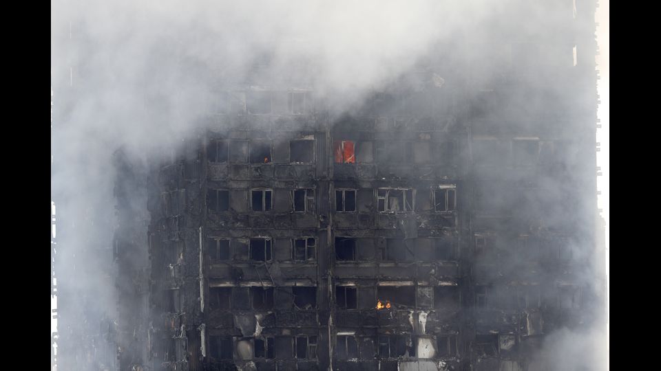 Londra. Un inferno di fumo e fiamme nella Torre di Grenfell su Lancaster West, divampato poco prima dell'una di notte locale (le due in Italia), ha devastato un condominio. Si teme che l'edificio possa crollare &nbsp;
