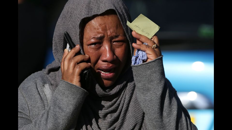 Londra. Un inferno di fumo e fiamme nella Torre di Grenfell su Lancaster West, divampato poco prima dell'una di notte locale (le due in Italia), ha devastato un condominio. Si teme che l'edificio possa crollare &nbsp;