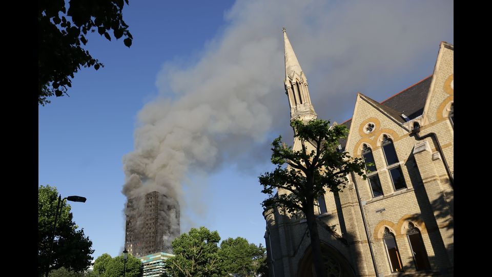 Londra. Un inferno di fumo e fiamme nella Torre di Grenfell su Lancaster West, divampato poco prima dell'una di notte locale (le due in Italia), ha devastato un condominio. Si teme che l'edificio possa crollare&nbsp;