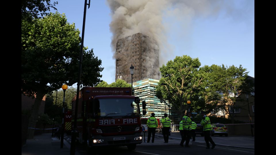 Londra. Un inferno di fumo e fiamme nella Torre di Grenfell su Lancaster West, divampato poco prima dell'una di notte locale (le due in Italia), ha devastato un condominio. Si teme che l'edificio possa crollare&nbsp;