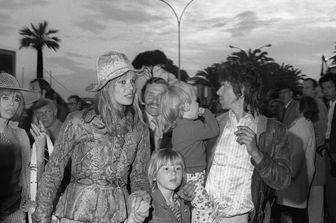 &nbsp;Il chitarrista dei Rolling Stones, Keith Richard, sua moglie, l'attrice Anita Pallenberg, e i loro bambini, 12 maggio 1971 presso il 25 &deg; Festival Internazionale del Cinema di Cannes