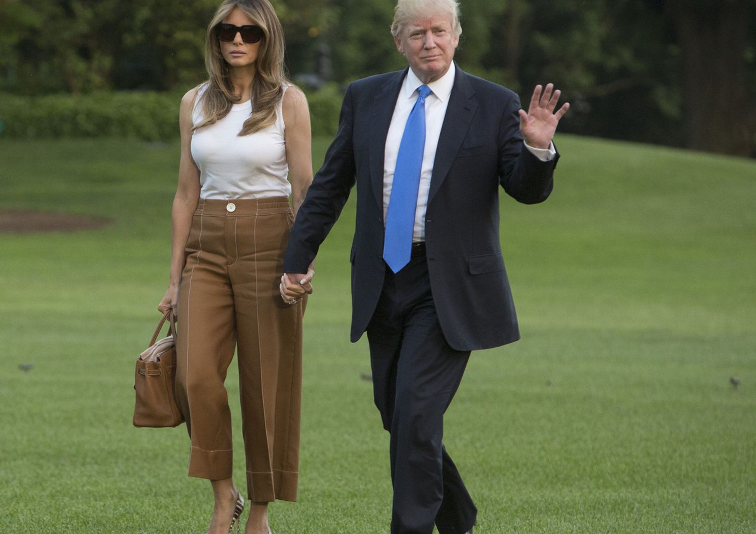 Melania e Donald Trump sul prato della Casa Bianca (Afp)