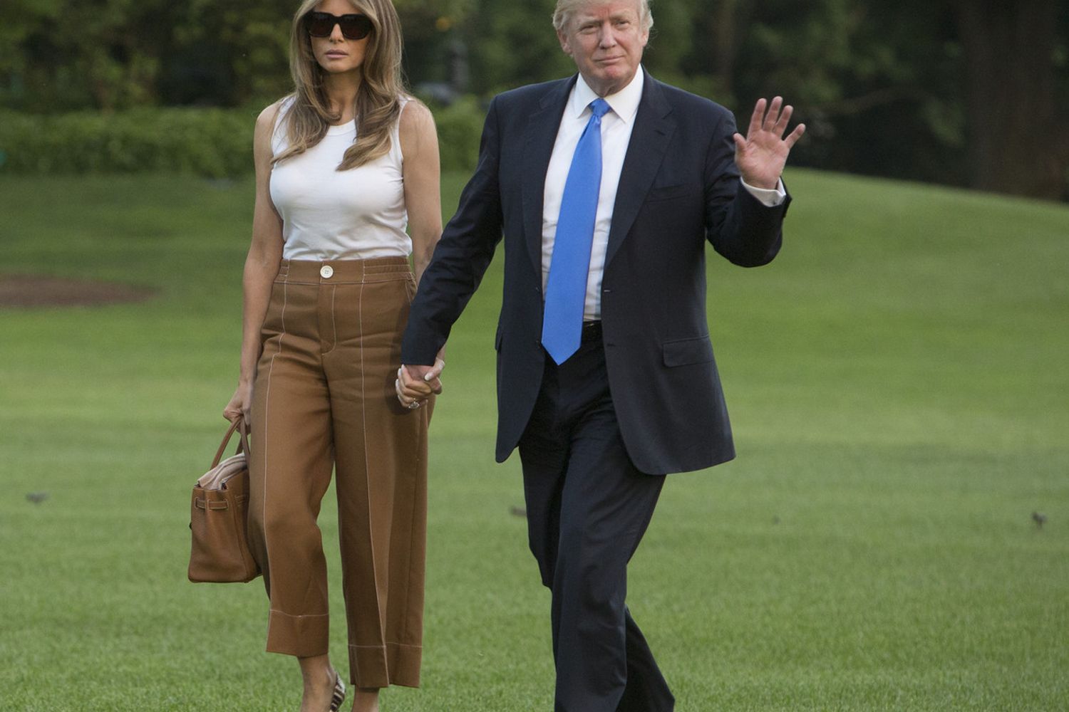 Melania e Donald Trump sul prato della Casa Bianca (Afp)
