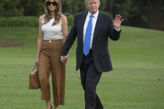 Melania e Donald Trump sul prato della Casa Bianca (Afp)
