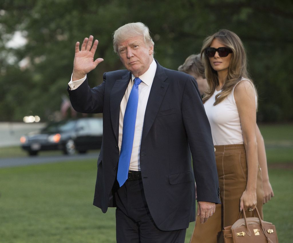 &nbsp;Donald e Melania Trump rientrano alla Casa Bianca dopo il viaggio nel New Jersey (Afp)