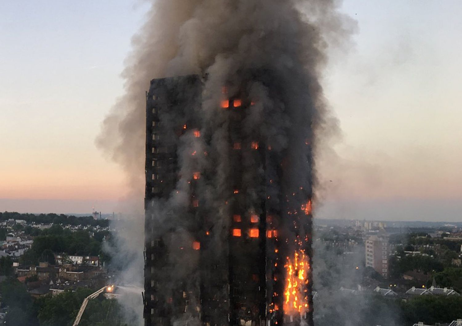 &nbsp; Londra, il rogo alla Grenfell Tower (Afp)