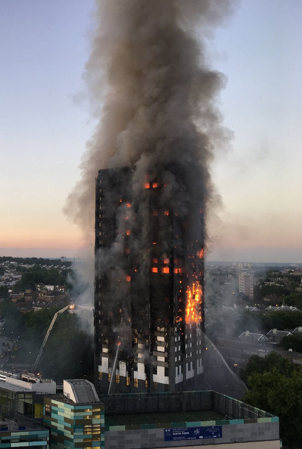 &nbsp; Londra, il rogo alla Grenfell Tower (Afp)