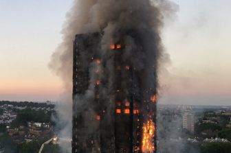 &nbsp; Londra, il rogo alla Grenfell Tower (Afp)