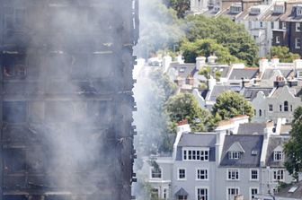 &nbsp; Londra, il rogo alla Grenfell Tower (Afp)