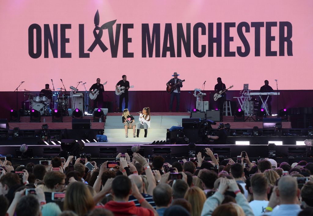 Ariana Grande e Miley Cyrus  al concerto 'One Love Manchester' all'Emirates Old Trafford (AFP)&nbsp;