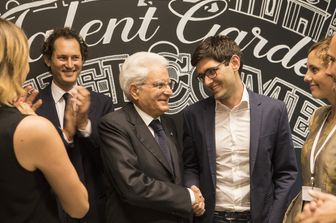 Il Presidente della Repubblica Sergio Mattarella insieme a Michael Bloomberg, ex sindaco di New York, hanno visitato ieri in anteprima il nuovo Campus di Talent Garden a Torino, costruito in collaborazione con Fondazione Agnelli nella storica sede di Via Giacosa, che sar&agrave; inaugurato ufficialmente marted&igrave; 20 giugno.&nbsp;Il fondatore e CEO di Talent Garden, Davide Dattoli, ha guidato il Presidente e una delegazione di autorit&agrave; tra cui: il CEO di FCA Sergio Marchionne, il Ministro dell'Istruzione Valeria Fedeli, il Presidente della Regione Piemonte Sergio Chiamparino e il sindaco di Torino Chiara Appendino all&rsquo;interno della nuova sede torinese insieme a John Elkann Vice Presidente di Fondazione Agnelli principale partner del progetto.&nbsp;